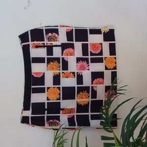 NWOT.   E P Pro Skort w/Undershorts in Black/White Floral Pattern, Size 16